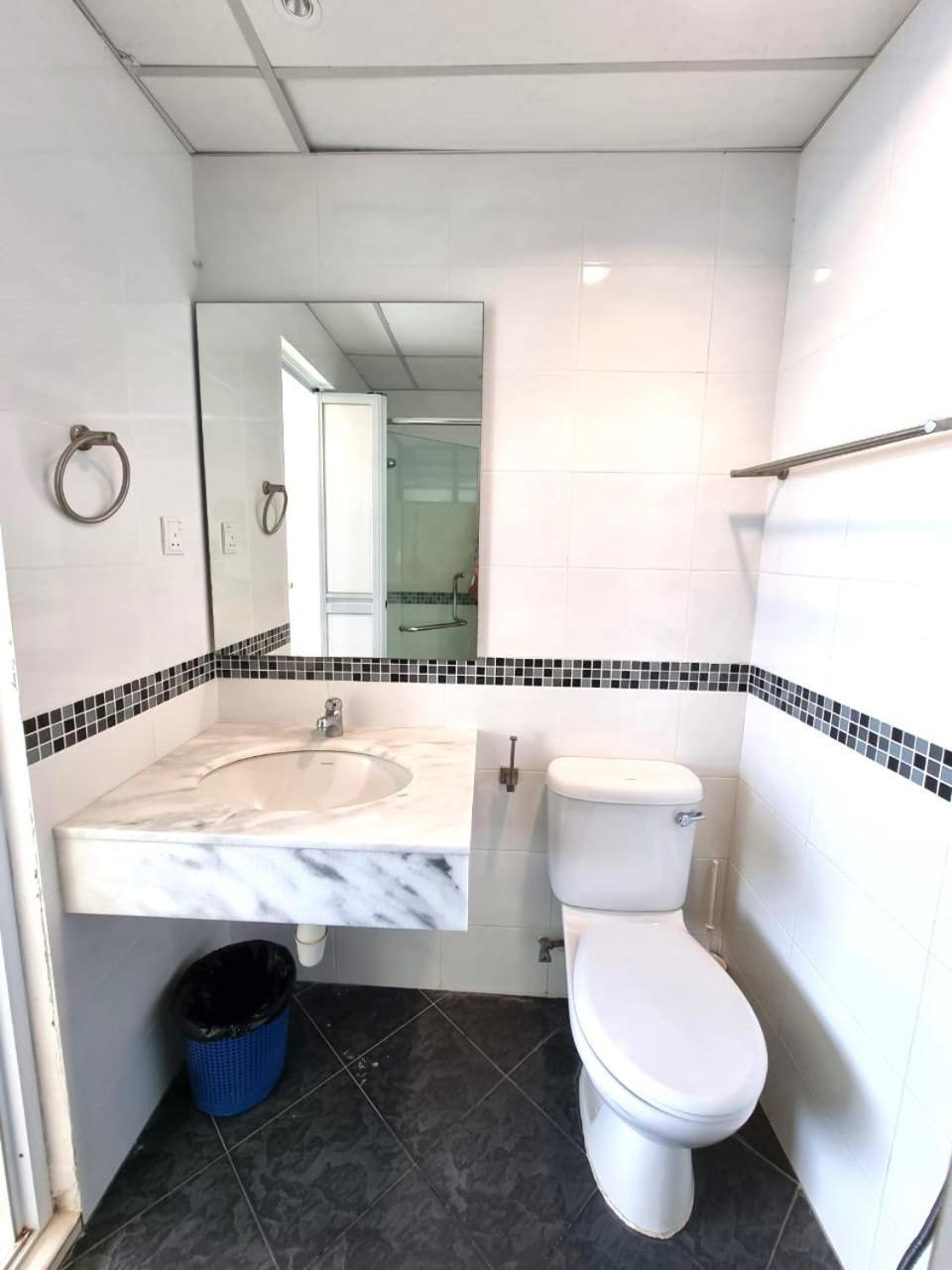 Green Ocean Seaview Apartment บาตูเฟอริงกี ภายนอก รูปภาพ