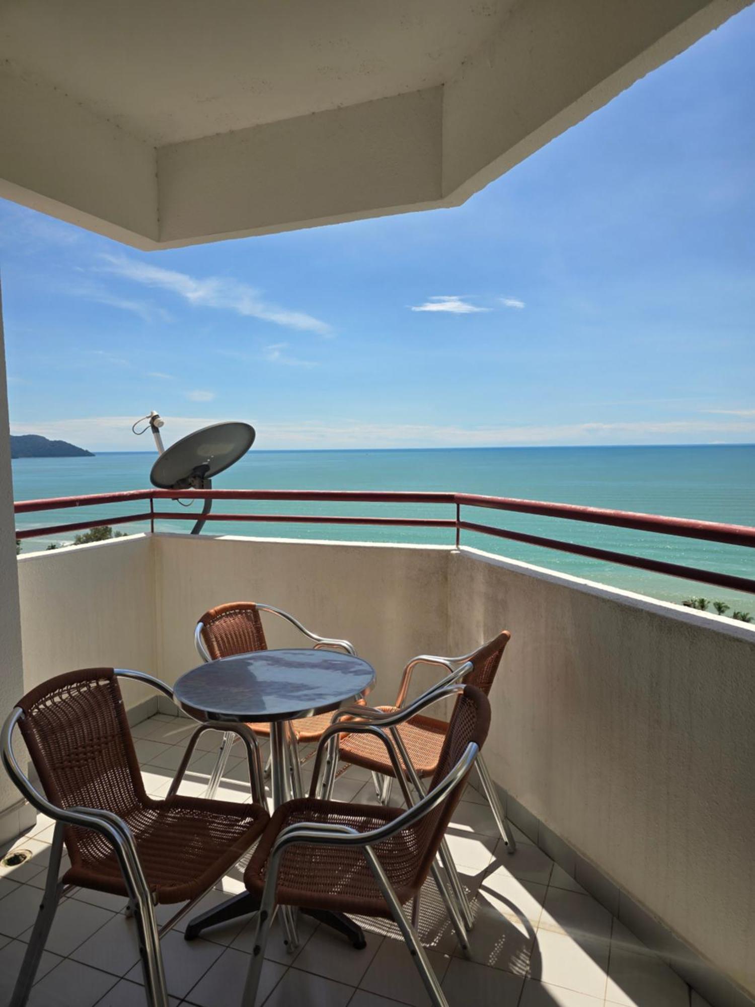 Green Ocean Seaview Apartment บาตูเฟอริงกี ภายนอก รูปภาพ